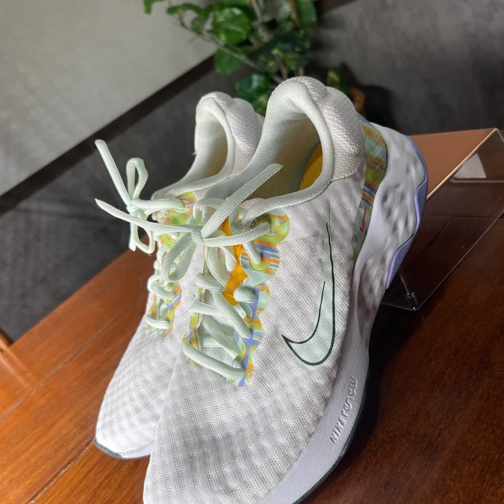 Women Nike White and Light Green Sneakers size 7 - Picture 7 of 9